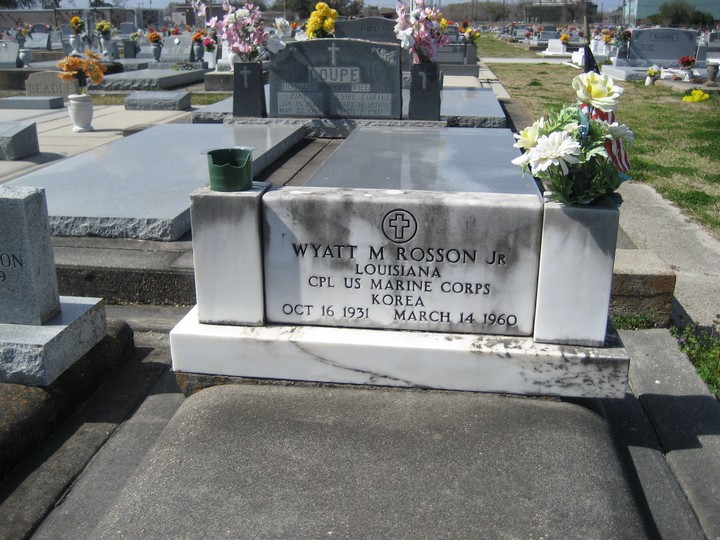 All photos are the property of LaCemeteries © and may